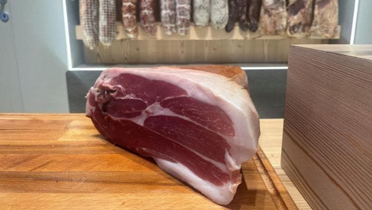Nel cuore della Carnia dove, a 1200 metri di altitudine, nasce il prosciutto di Sauris