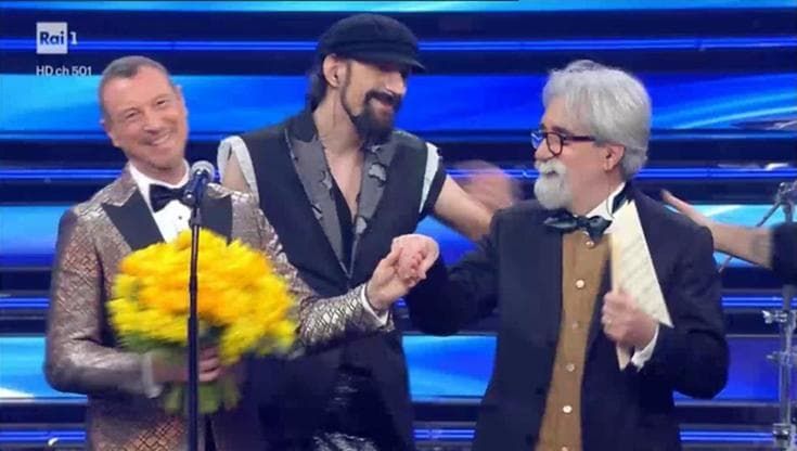 Sanremo 2022, ovazione per il ritorno di Beppe Vessicchio sul palco con le Vibrazioni