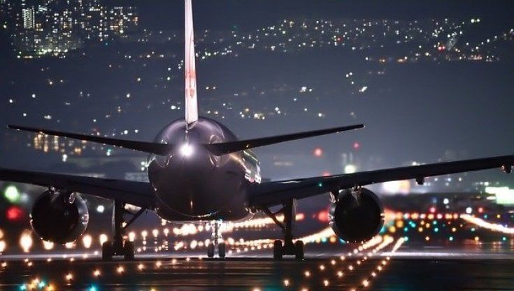 Russia, anche l'Italia chiude lo spazio aereo. Alt ai pezzi di ricambio. Aviazione civile di Putin in difficoltà