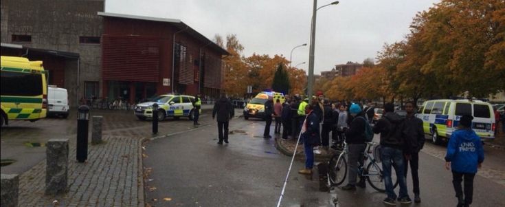 Svezia, uomo mascherato con spada irrompe in scuola: uccisi un professore e un alunno