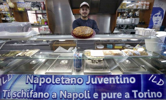 Aspettando la Juve nei bar di Napoli