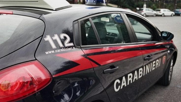 Litiga con i titolari e travolge in auto i presenti fuori dal bar: amputata la gamba a una cliente