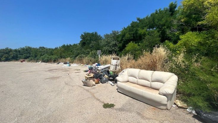 Bari, la complanare tra Torre a Mare e Mola è una discarica a cielo aperto: divani, frigoriferi e sacchi di immondizia fra turisti e biciclette