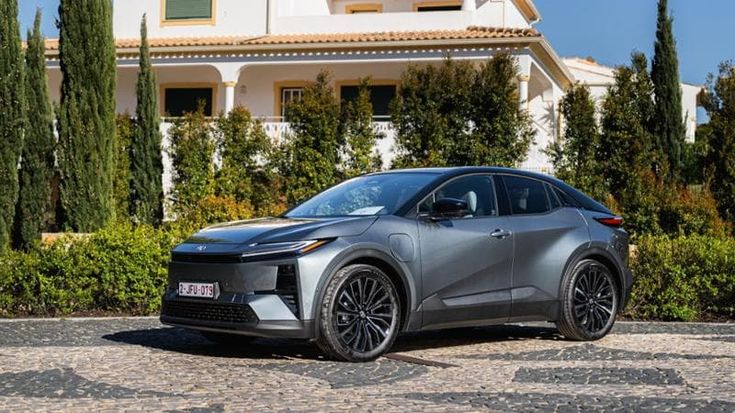 Toyota C-HR+ l’elettrica che non c’era: efficiente e maneggevole con 600 km di autonomia. Come va