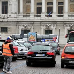 Auto sequestrate e 18 denunce, è un ex poliziotto il re dei tassisti abusivi a Milano