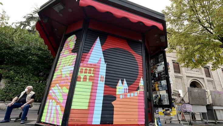 Parma, l'edicola festeggia 20 anni con la street art degli studenti - foto 