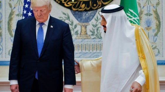 Viaggio in Arabia, da Trump mano tesa all'Islam: "Guerra al terrore non è guerra di religione"