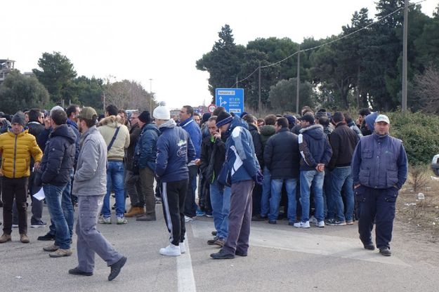 Ilva, i lavoratori dell'indotto paralizzano la statale 