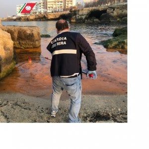 Alga rossastra colora la costa adriatica, l'Arpa: "Non c'è pericolo per la salute"