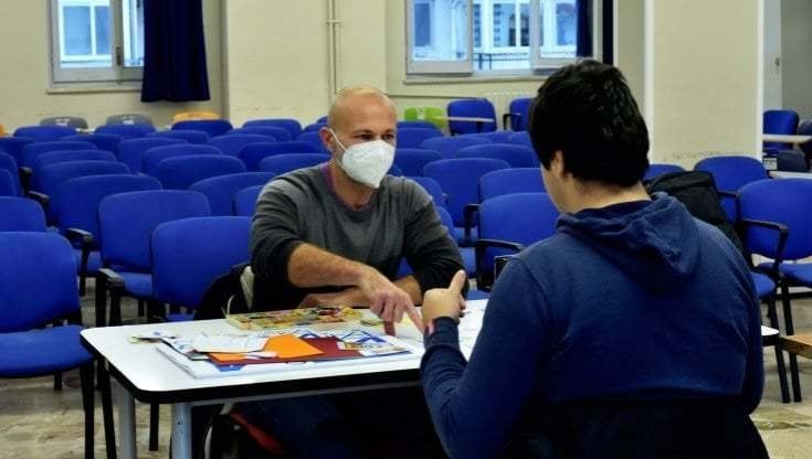 Scuola, la rivolta degli insegnanti di sostegno: "Noi scavalcati da persone abilitate all'estero con titoli fasulli"