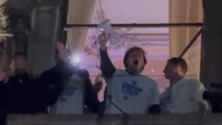 Scudetto Inter: i tifosi cantano “Theo Hernandez figlio di...”, ma Barella li ferma