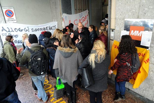 Milano, blitz del sindacato Unione inquilini in sede Mm: "Stop agli sfratti"