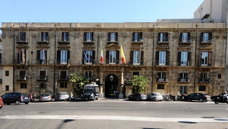 La Regione: "Basta smart working, tutti in ufficio". Ma i sindacati attaccano