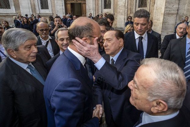 I funerali di Paolo Bonaiuti: da Berlusconi a Gianni Letta per l'ultimo saluto