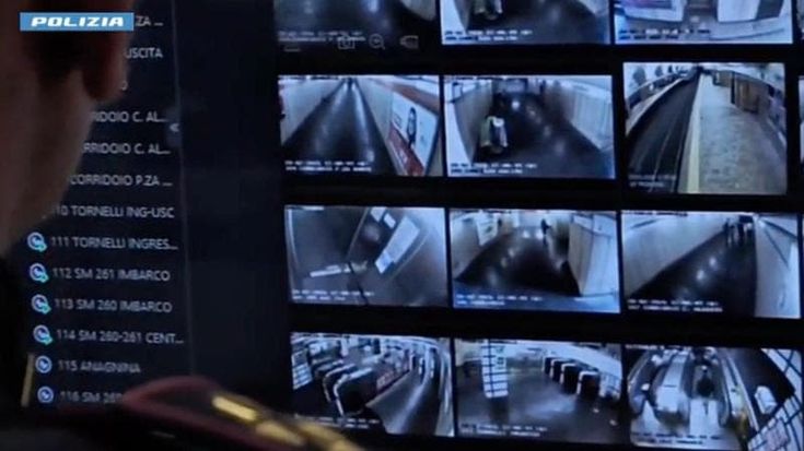 “Signora le stanno aprendo lo zaino”. Sventa un furto in metro e viene massacrato dai borseggiatori