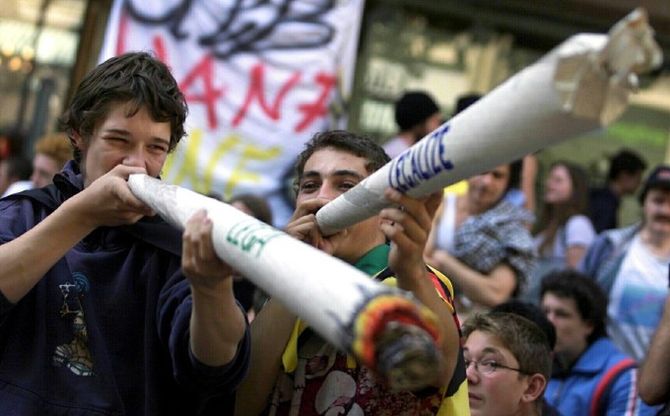 Cannabis, l'appello di Veronesi divide l'Italia