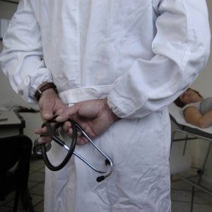 Genova, prescrizioni facili di farmaci: si indaga sui medici per comparaggio