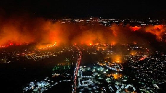California, allerta per gli incendi: un morto a Los Angeles, 100mila evacuati. Polizia: "Lasciate le zone a rischio"