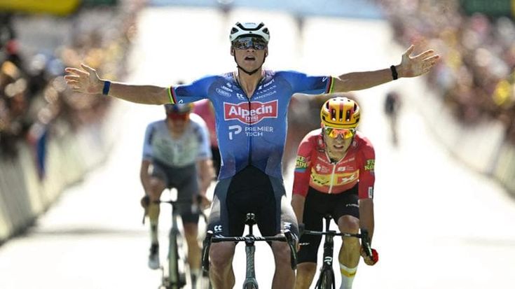Tour, colpo di Mathieu Van der Poel a Ussel, Ganna vince la volata del gruppo. Pogacar in giallo
