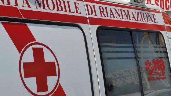 Colpito dal getto d'acqua di una spazzatrice stradale, ricoverato in gravi  condizioni