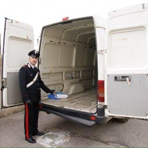 Commando armato assalta furgone sigarette, sequestrati autisti e un automobilista