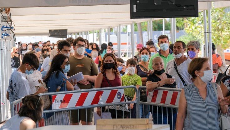 I disperati del Green Pass: "Sono una nonna senza pc, voglio vedere mia nipote"