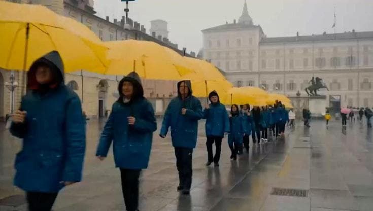 Tennis, Atp Finals: gli ombrelli gialli per far "rimbalzare la pallina" in piazza San Carlo