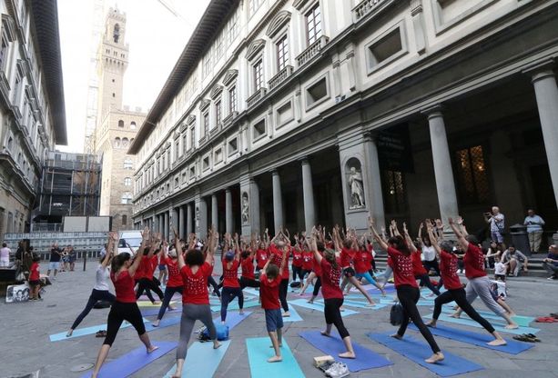 Firenze, lo spettacolo degli esercizi di yoga nel cortile degli Uffizi 