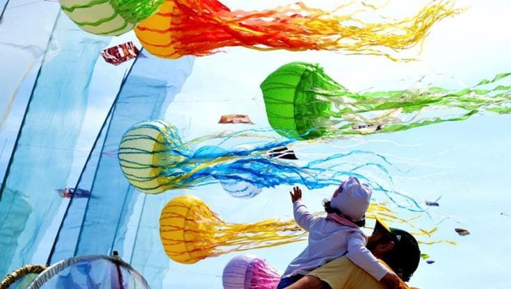 I sogni prendono forma nel cielo: in Riviera tutti in volo con gli aquiloni di Artevento