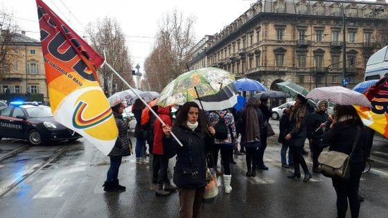 Torino, le maestre che rischiano il posto bloccano il traffico: scoppia la rabbia davanti al Provveditorato