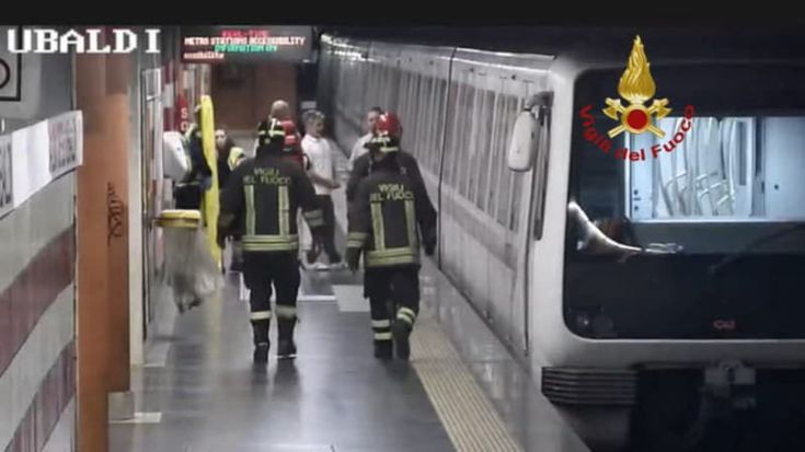 Metro A, 28enne investito da un treno a Baldo degli Ubaldi: estratto vivo dai binari