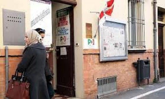 Vandali attaccano la sede Pd di Alpignano e rompono a pietrate la vetrina