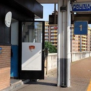 Milano, condanne pesanti per tre poliziotti: "Portavano via soldi e droga agli immigrati"