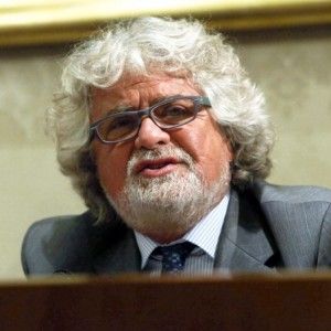 Lavoro, Renzi: "Riforma non rinviabile". Grillo a minoranza dem: "Mandiamo a casa il premier"