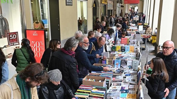Portici di Carta resiste: “I libri sono più forti”. Ma dopo i danneggiamenti in dieci danno forfait