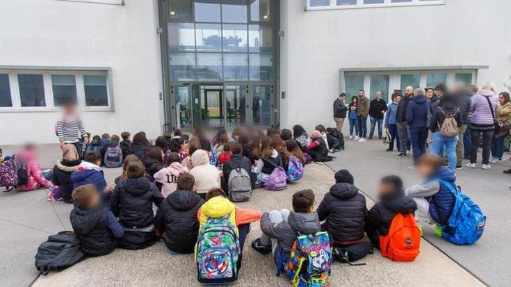 Bullismo, gli studenti alle medie di Portomaggiore non entrano a scuola per protesta: “Basta botte in classe, mandate via il compagno violento”