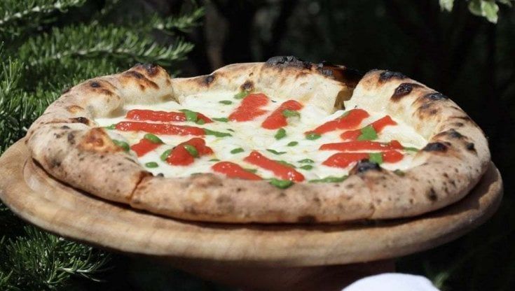 Prezzo del pomodoro alle stelle, in UK la pizza si fa bianca 