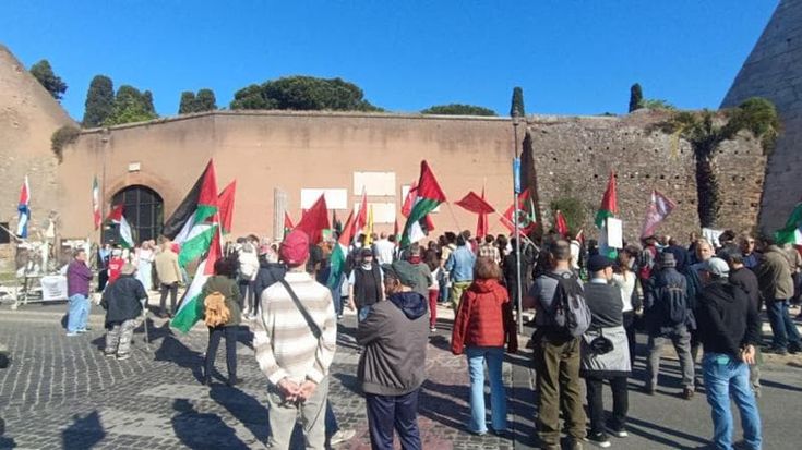Roma, tensioni al corteo per il 25 aprile: “Fuori i fascisti”