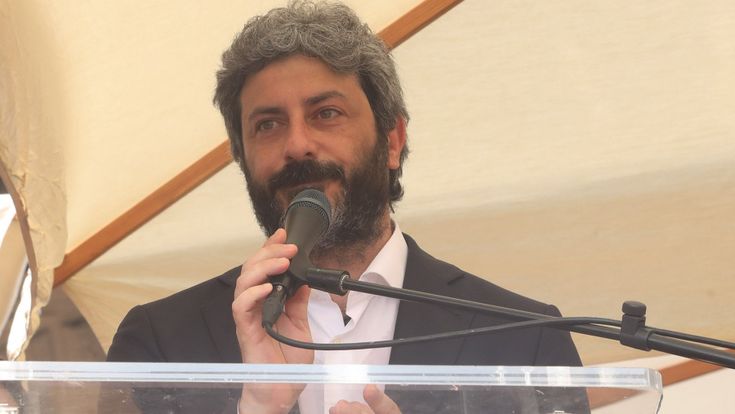 Roberto Fico: “Diamo ai migranti vie legali per lavorare. Rai, ora un vero presidente”