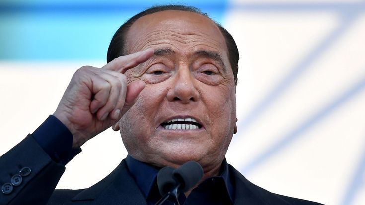 Silvio Berlusconi positivo al Covid. L’incubo iniziato a Ferragosto poi la fuga a Milano e i tamponi