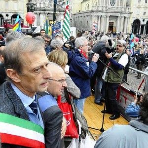 Da Fassino a Salvini, la politica si schiera con la polizia. Alfano: "Disonorata la festa"