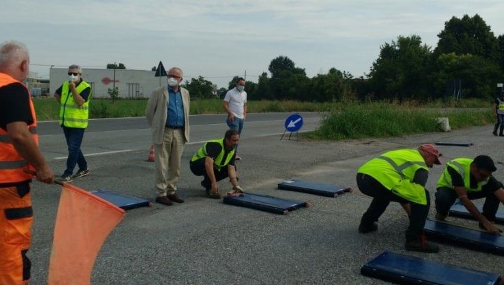 Camion sulla corsia opposta per evitare i sensori: giro di vite della Stradale sul ponte a Colorno 