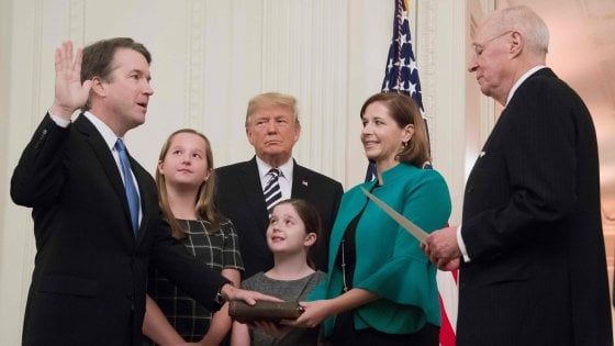 Usa, Kavanaugh giura: "Sarò giudice corretto e imparziale"