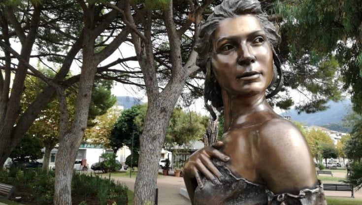 La Spigolatrice versione hot: dopo le polemiche i selfie con una mano sul lato B della scultura