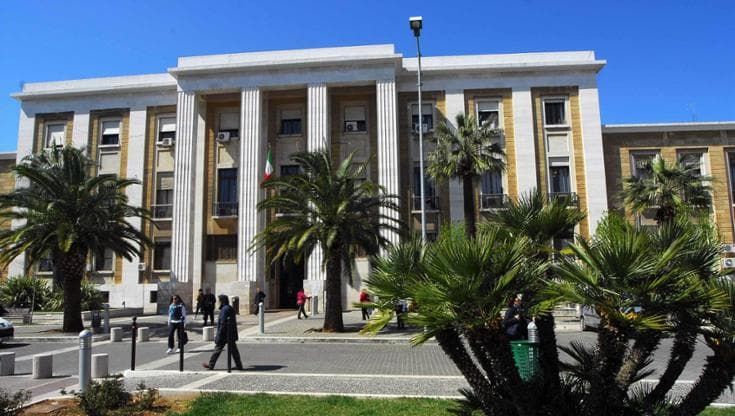 UniBa, gli strani bandi di Medicina vinti dal filologo pigliatutto: incarichi per migliaia di euro