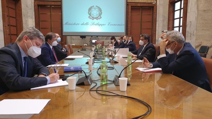 Vaccino, le aziende italiane pronte a produrlo in quattro mesi