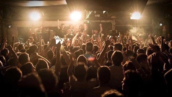 Rissa alla discoteca Country fra due gruppi di giovani, poi la fuga prima dell’arrivo della polizia