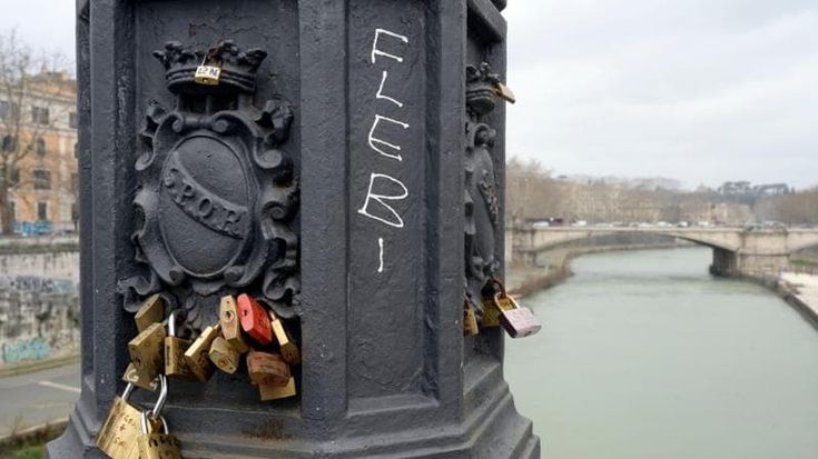 Dal Colosseo a Ponte Sisto, così i lucchetti dell’amore hanno invaso il centro storico