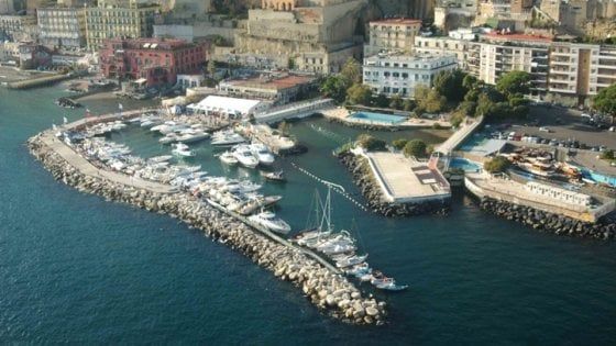 Quindici anni, autistico. La madre: "Il circolo Posillipo nega il nuoto a mio figlio disabile"