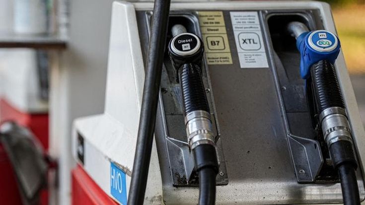 Caro benzina, in Cdm nuovi sconti. Il governo pensa a un aumento delle sigarette, ma è lite